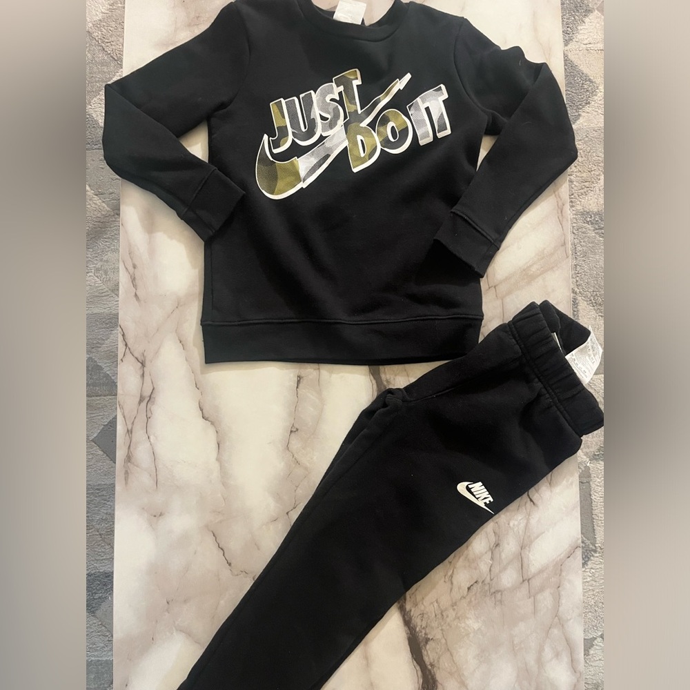 Boys Nike crewneck and matching pants size 6